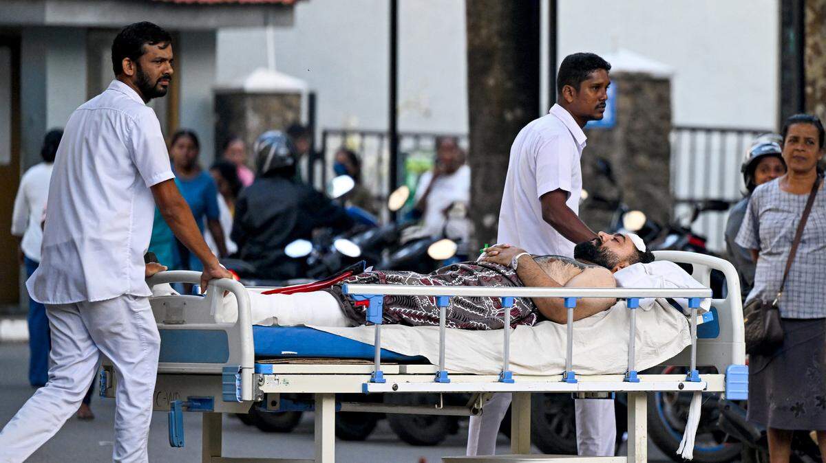 Un marinero iraní herido recibe tratamiento en el hospital Karapitiya de Galle el 4 de marzo de 2026 tras el hundimiento de su fragata, IRIS Dena, frente a las costas de Sri Lanka. Sri Lanka rescató a 32 marineros con heridas graves a bordo del buque de guerra iraní, que se hundió el 4 de marzo tras una explosión, reportada por la tripulación, justo fuera de las aguas territoriales de la isla, según informó el ministro de Asuntos Exteriores, Vijitha Herath.