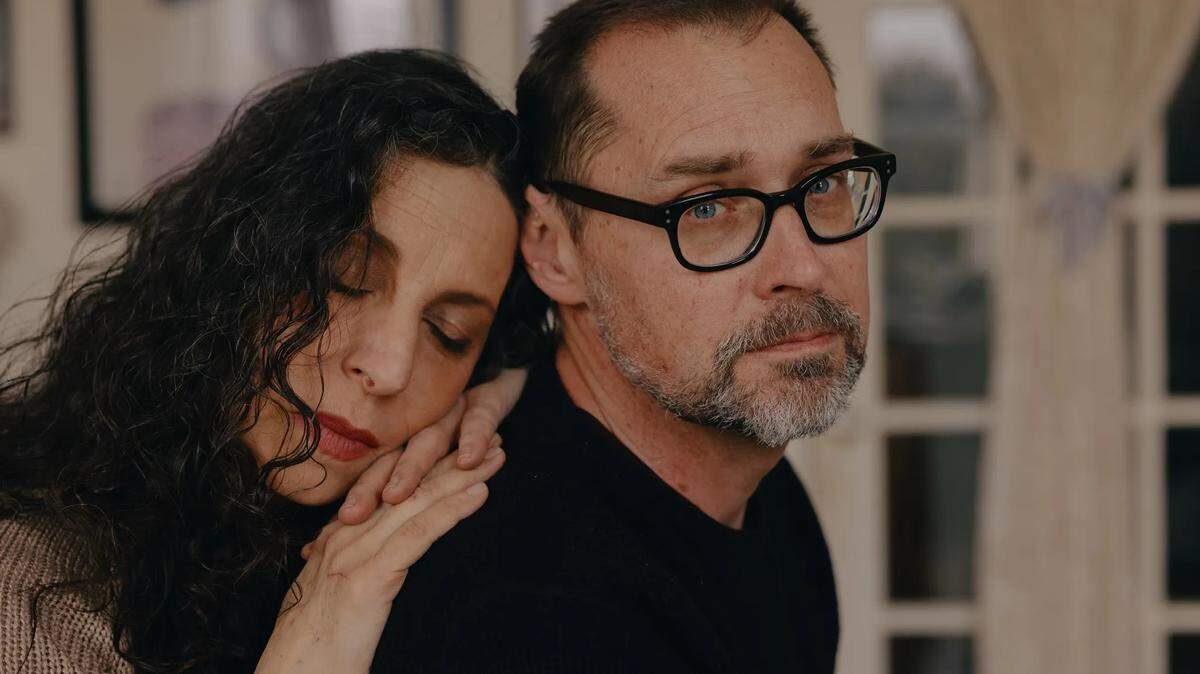 Cynthia Freeman y su esposo, Brad Lawrence, trabajan como autónomos en narración de historias y producción de podcasts. Dependen de su seguro médico adquiridos en un mercado de ACA para tratar la enfermedad renal que le diagnosticaron recientemente a Brad. 