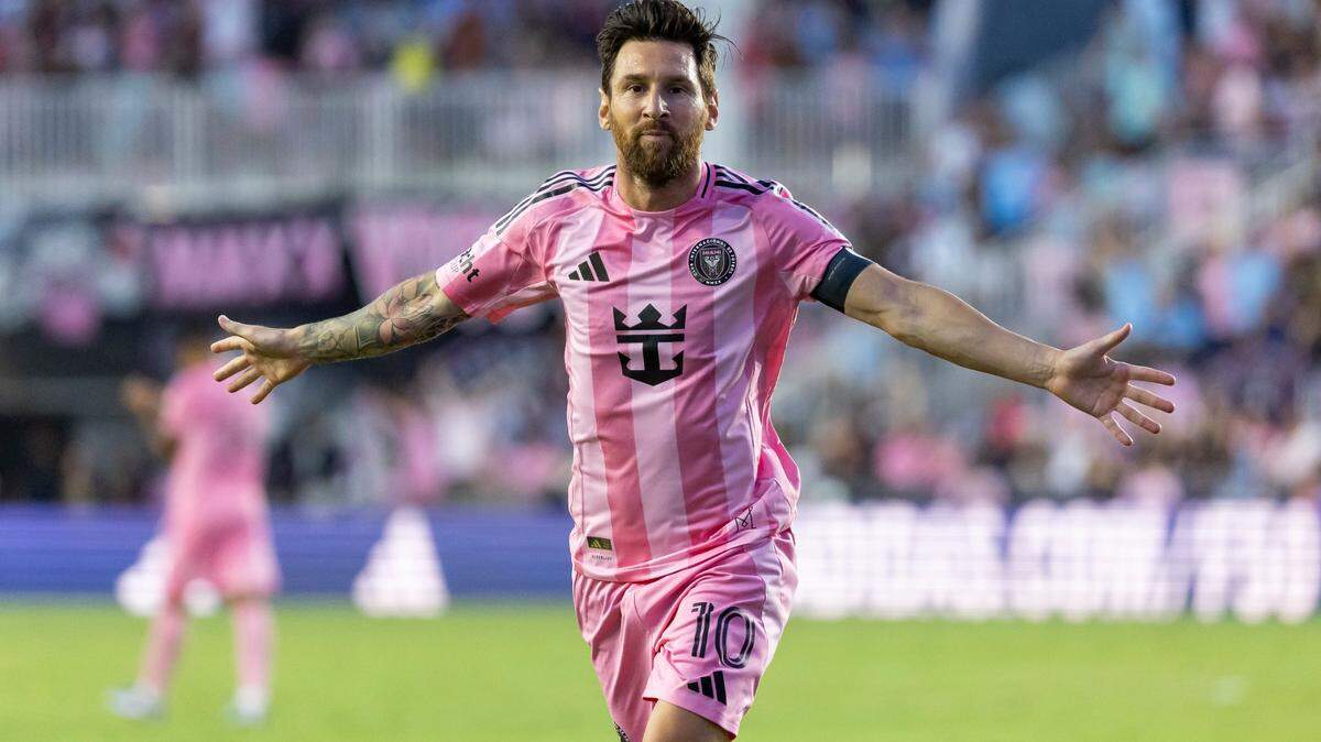 El delantero del Inter de Miami, Lionel Messi (10), celebra después de marcar un gol contra Nashville SC en la primera mitad de su partido de la MLS en el Chase Stadium el sábado 12 de julio de 2025, en Fort Lauderdale, Florida.