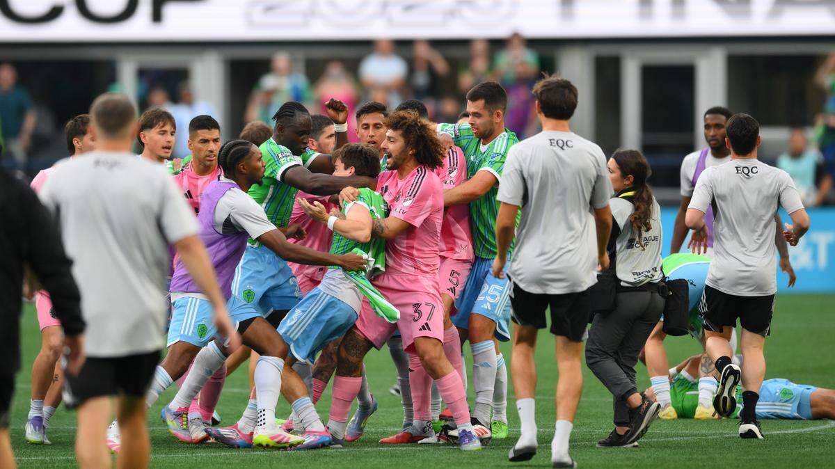 Varios jugadores del Inter Miami empujan a otros de los Sounders al terminar la final de la Leagues Cup, un partido que ganó el equipo de Seattle 3-0 el domingo en el Lumen Field. 