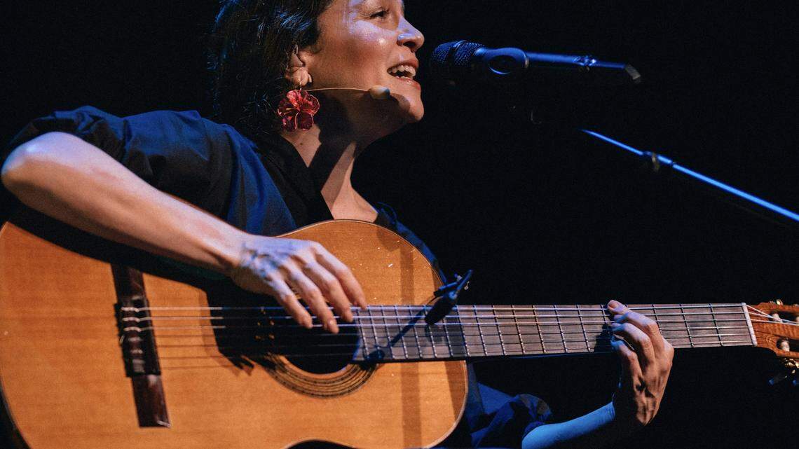 Natalia Lafourcade regresa a Miami después de una ausencia de casi nueve años, con un concierto íntimo en el que interpreta temas de su álbum “Cancionera”.