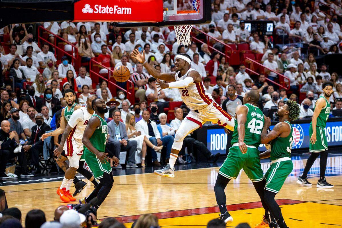 El jugador del Heat Jimmy Butler (22) pierde la pelota en el segundo cuarto del partido ante los Celtics, celebrado el 29 de mayo de 2022 en Miami.