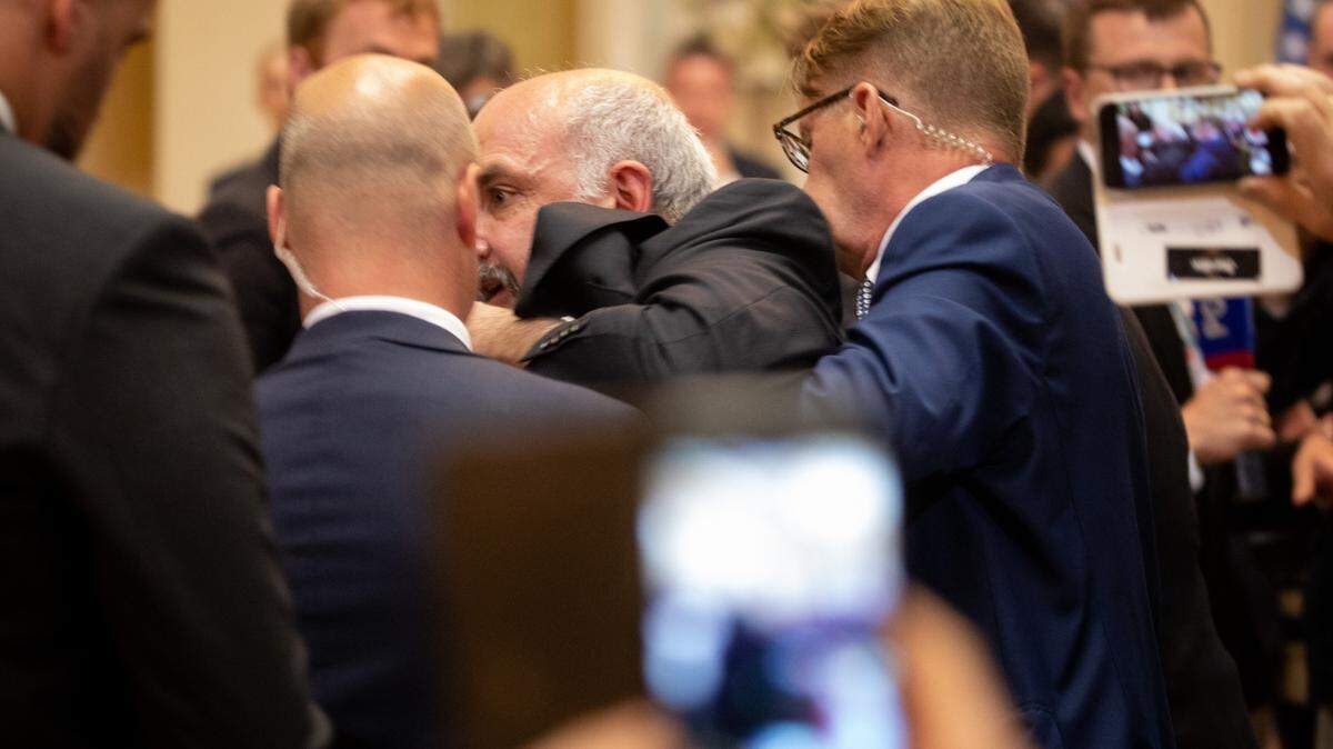 Escritor y activista político estadounidense, Sam Husseini, es escoltado desde la sala de conferencias por agentes del servicio secreto finlandés después de mostrar un cartel con el mensaje: “tratado de prohibición de armas nucleares” antes de la llegada del presidente estadounidense Donald Trump y el presidente ruso Vladimir Putin el 16 de julio de 2018 en Helsinki, Finlandia.