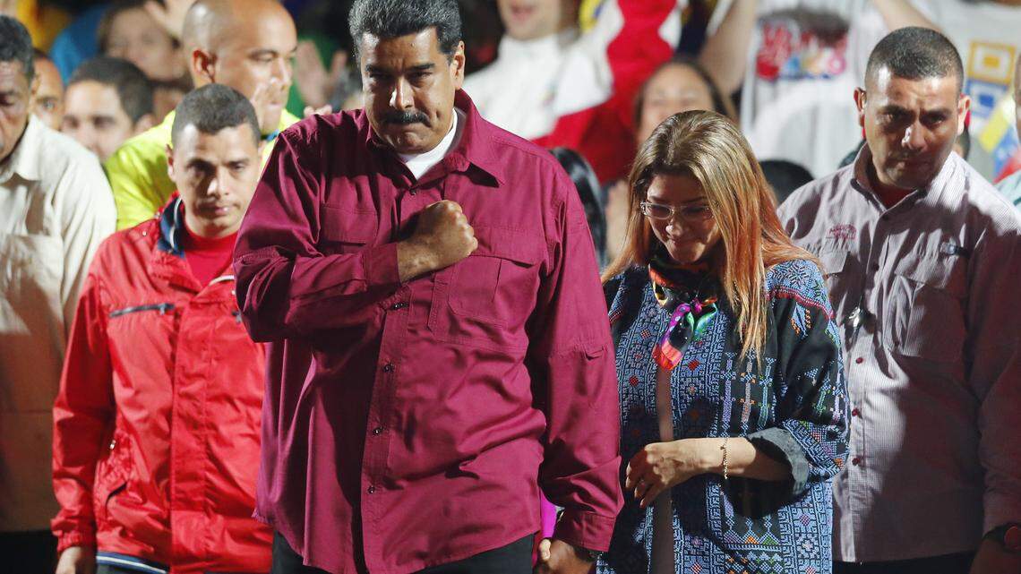 El presidente Nicolás Maduro llega con su esposa, Cilia Flores, al palacio presidencial tras ser declarado ganador de las elecciones, el domingo 20 de mayo del 2018.