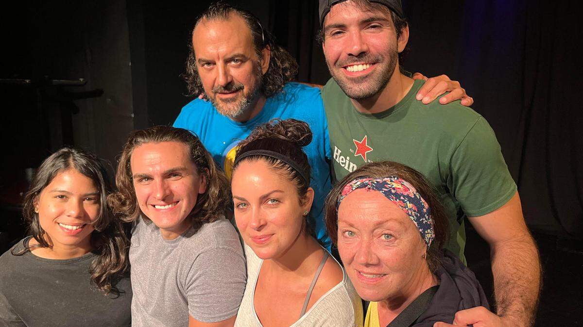 Elenco de ‘Hotel Desiderium’. Desde la izquierda: Alejandra Corchado, Leo Oliva, Hannia Guillén y Anna Silvetti. De pie: Serafín Falcón y Gonzalo Trigueros.