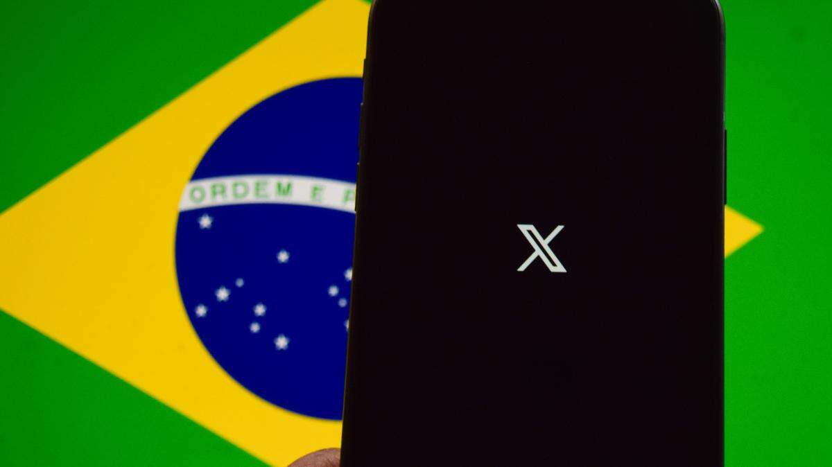BRASIL CENSURA a X. En esta ilustración fotográfica, se ve el logotipo de una X en un teléfono inteligente con una bandera de Brasil de fondo.