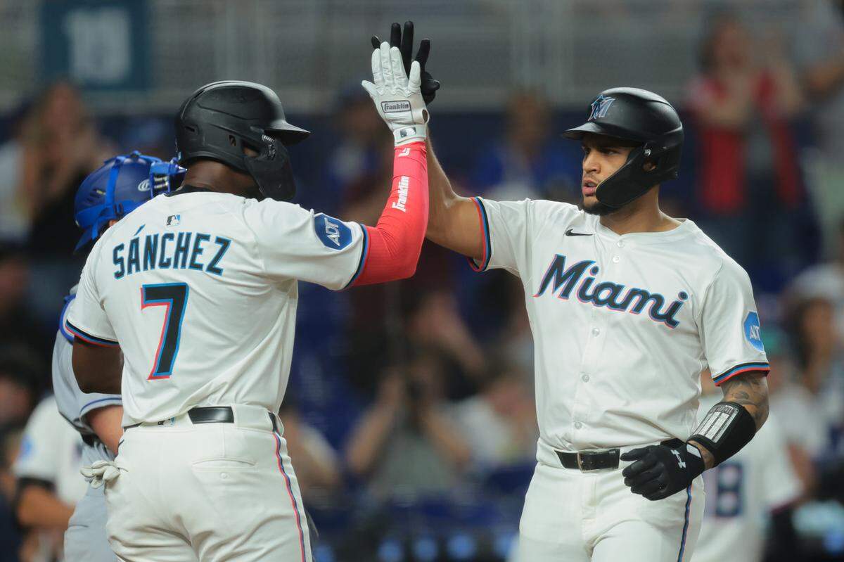 El receptor de los Marlins Agustín Ramírez (der.) es felicitado por su compañero de equipo Jesús Sánchez tras pegar un jonrón de tres carreras en el octavo inning ante los Dodgers de Los Angeles, en el partido celebrado el 5 de mayo de 2025 en Miami.