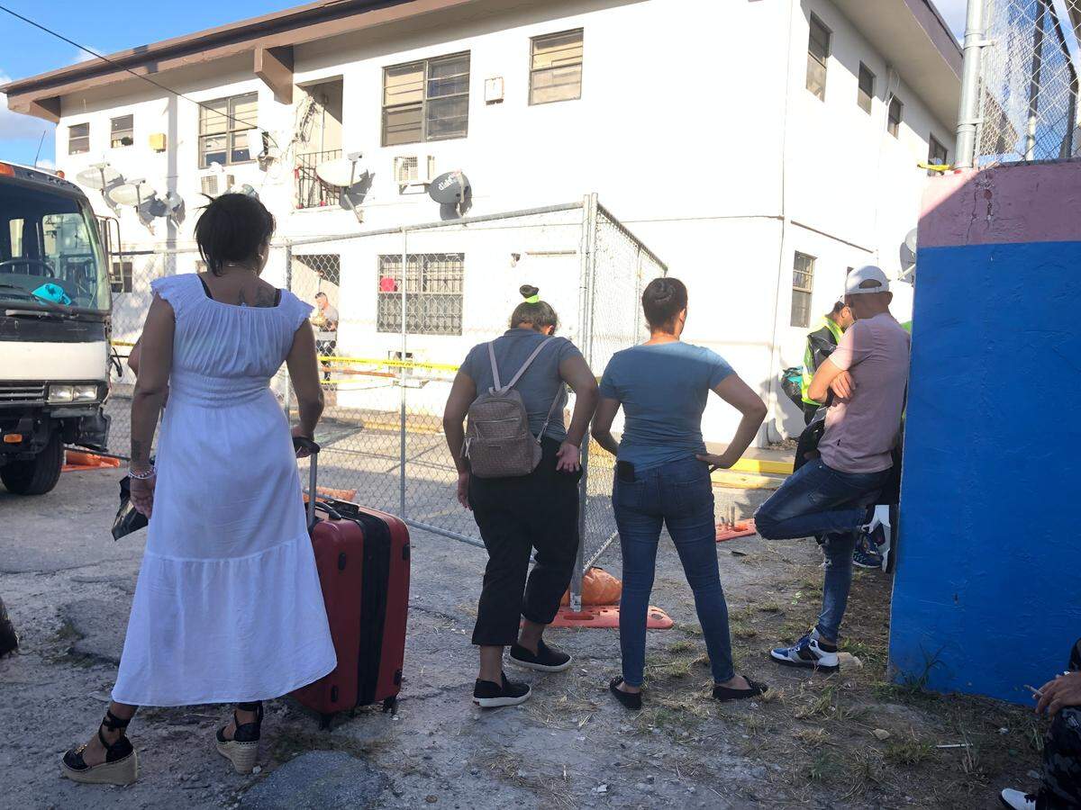 Inquilinos del edificio 2350 Palm Avenue en Hialeah pudieron retirar algunas de sus pertenencias luego de que 36 horas antes colapsara parcialmente el pasillo del piso 2 de la estructura que habitaban