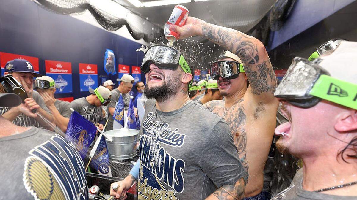 El pelotero cubano Andy Pagés (centro) celebra con sus compañeros de equipo de los Dodgers tras vencer a los Azulejos y ganar la Serie Mundial, en el partido celebrado el 1ro de noviembre de 2025 en el  Rogers Center en Toronto, Canadá. 