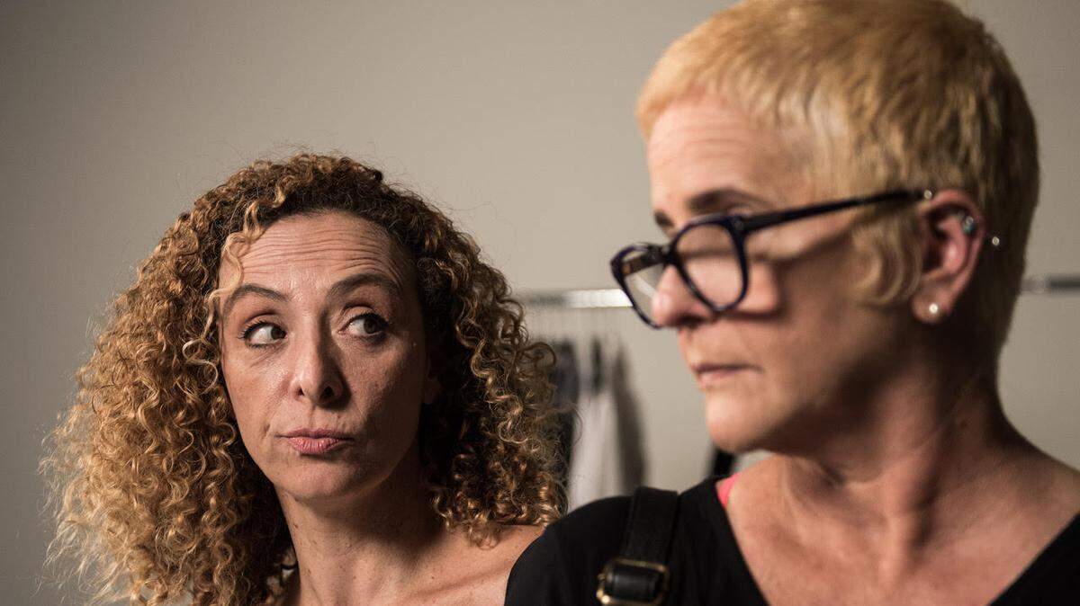 Eugenia Sancho (izq) y Mabel Roch protagonizan el drama “Entre 2 aguas”.