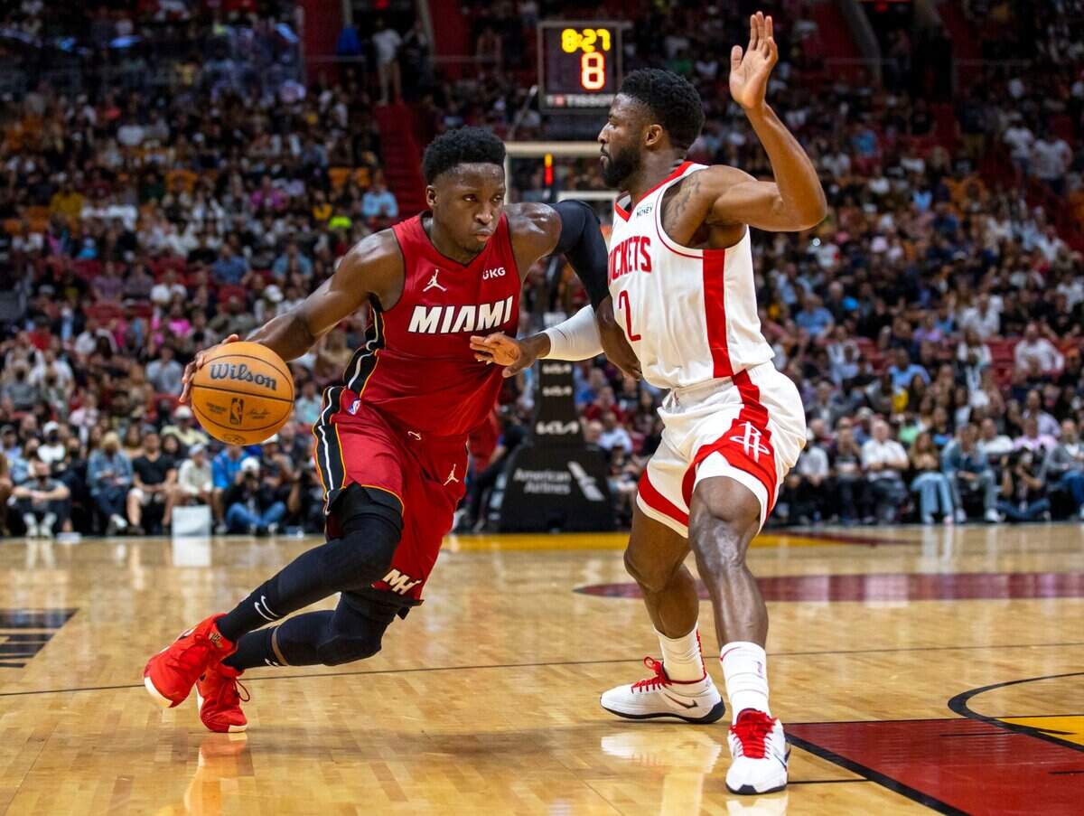 El escolta del Heat Victor Oladipo entra al aro ante la marca de David Nwaba, de los Rockets de Houston, en el partido celebrado el 7 de marzo de 2022 en Miami.