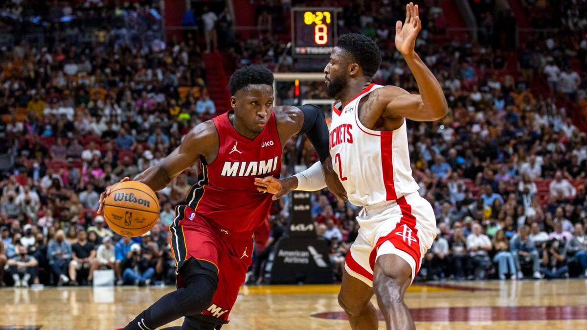 El escolta del Heat Victor Oladipo entra al aro ante la marca de David Nwaba, de los Rockets de Houston, en el partido celebrado el 7 de marzo de 2022 en Miami.