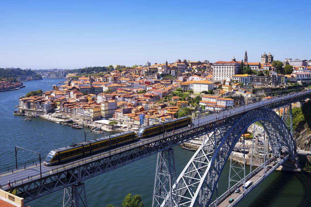 El puente Don Luis I sobre el río Duero es uno de los lugares emblemáticos de la ciudad portuguesa de Oporto. 