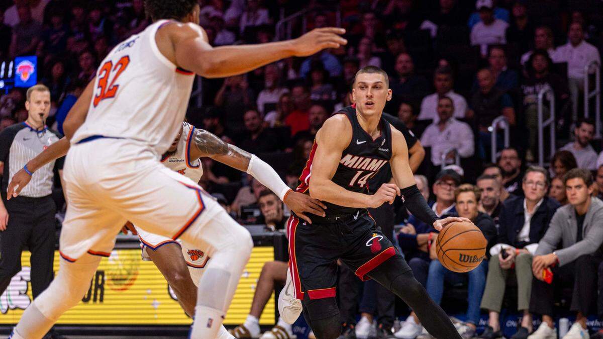 El jugador del Heat Tyler Herro (14) trata de entrar al aro ante la defensa de los Knicks de Nueva York, en el partido celebrado el 30 de octubre de 2024 en Miami.