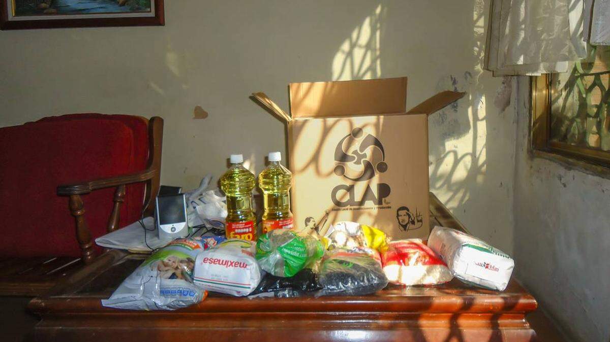 Una de las principales iniciativas del régimen de Nicolás Maduro son las cajas CLAP de alimentos subsidiados que, según el gobierno, se distribuyen a 13.3 millones de personas.