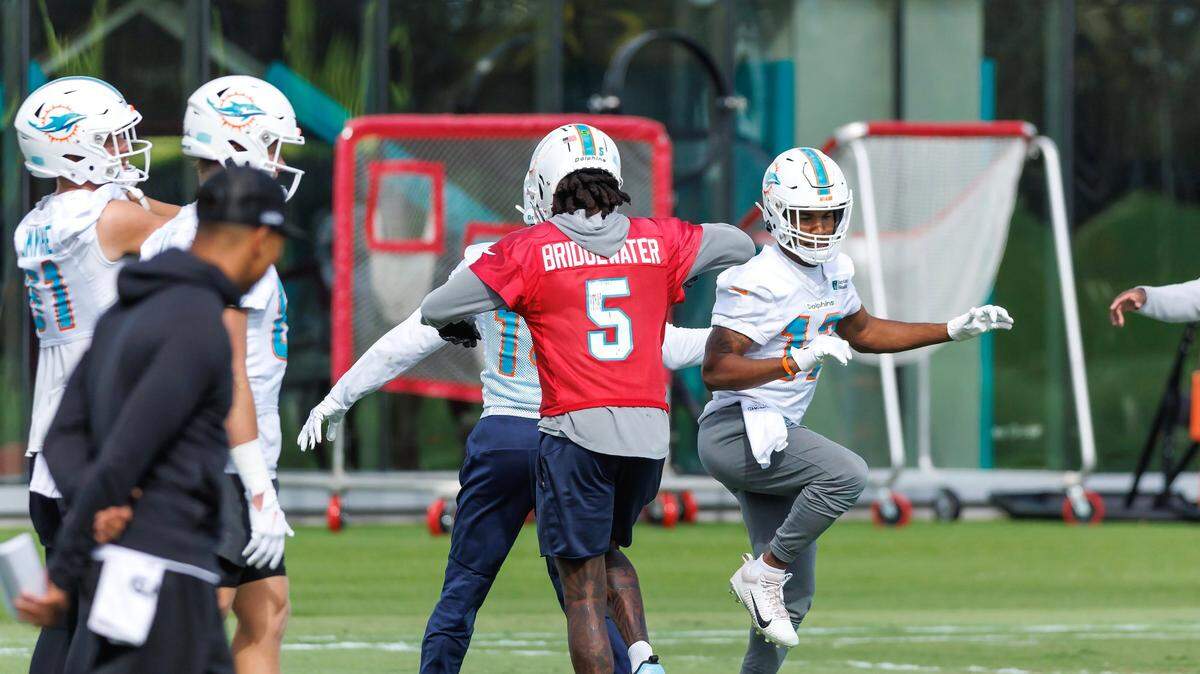 El quarterback de los Dolphins Teddy Bridgewater (5) y el wide receiver Jaylen Waddle (17) durante una práctica del equipo el 28 de diciembre de 2022 en Miami Garden, Florida.