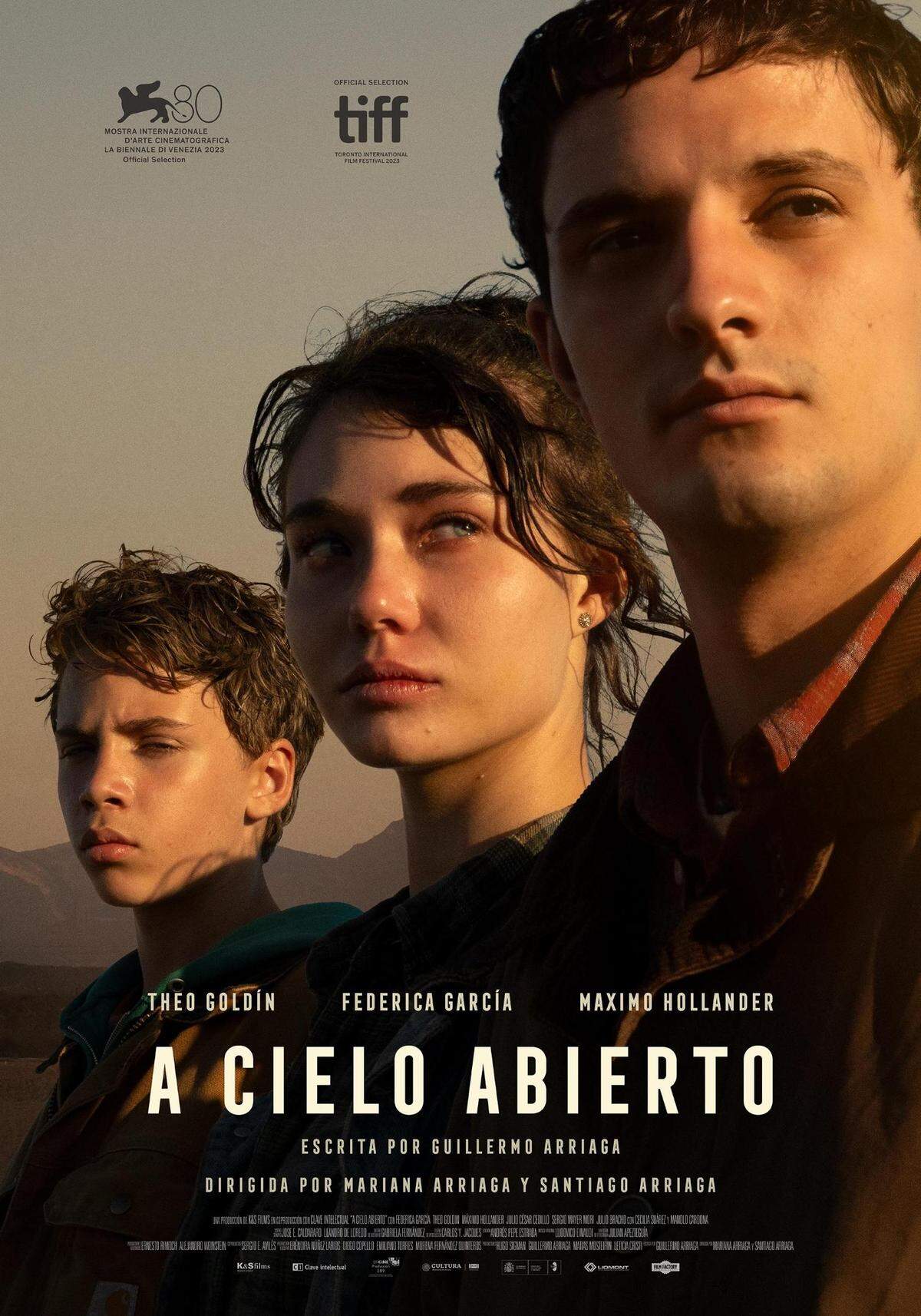 En Netflix el drama mexicano ‘A cielo abierto’ (2023), que sigue a dos hermanos adolescentes y su recién conocida hermanastra.