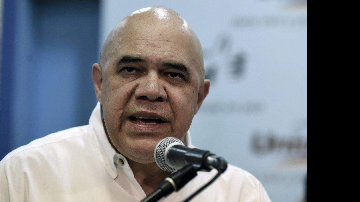 El periodista Jesús Torrealba, habla durante una conferencia de prensa en Caracas. 
