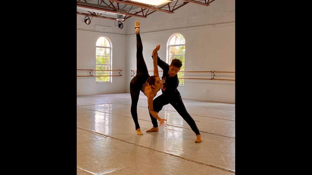 Miranda Montes de Oca y Kevin Hernández ensayando “DECO: Danzón of Eclectic Cultural Origin”, de Kevin Jenkins. 