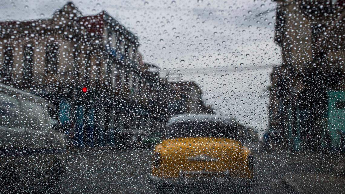 Un vehículo transita por La Habana el 24 de mayo del 2018 durante las lluvias que afectaron la región.  (AP Photo/Desmond Boylan)
