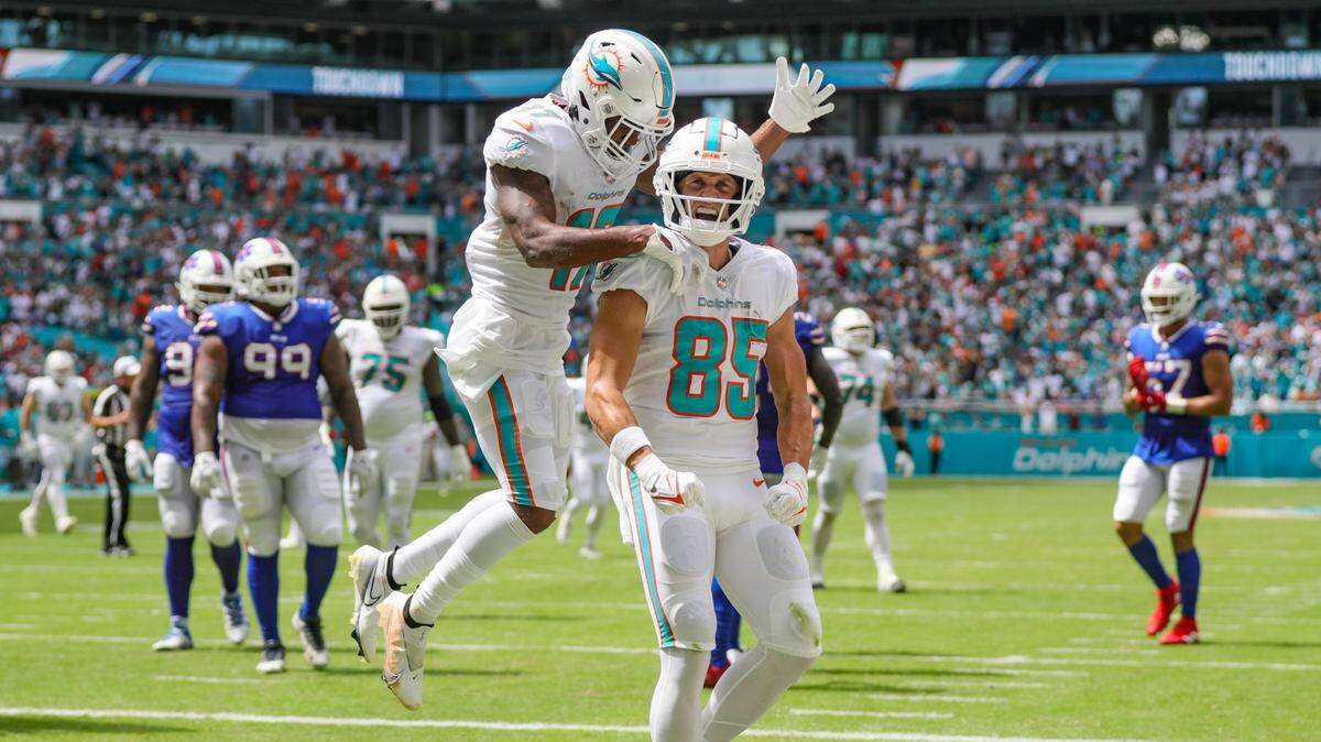 El wide receiver de los Dolphins River Cracraft (85) celebra con Jaylen Waddle tras anotar un touchdown en el segundo cuarto del partido ante Buffalo Bills, celebrado el 25 de septiembre de 2022 en el Hard Rock Stadium de Miami Gardens, Florida.