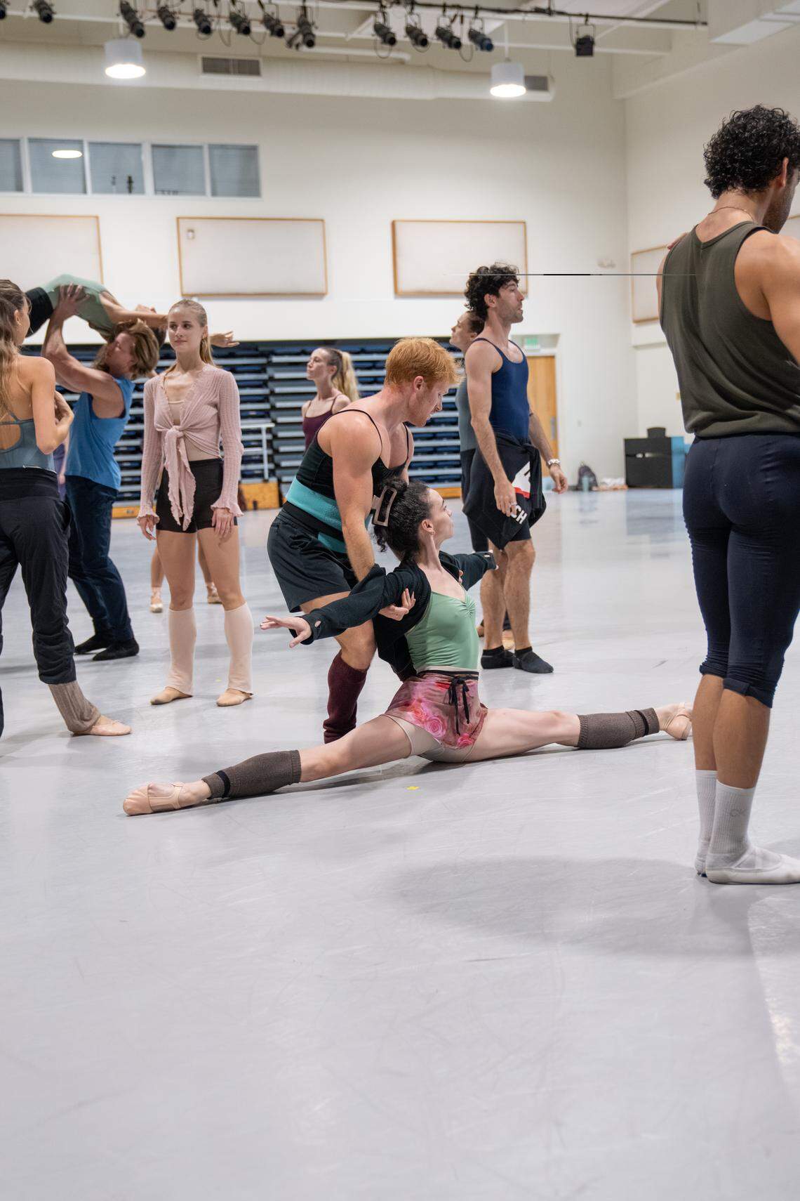  Alexander Peters y Adrienne Carter ensayando “Deuce Coupe”, coreografía de Twyla Tharp. 