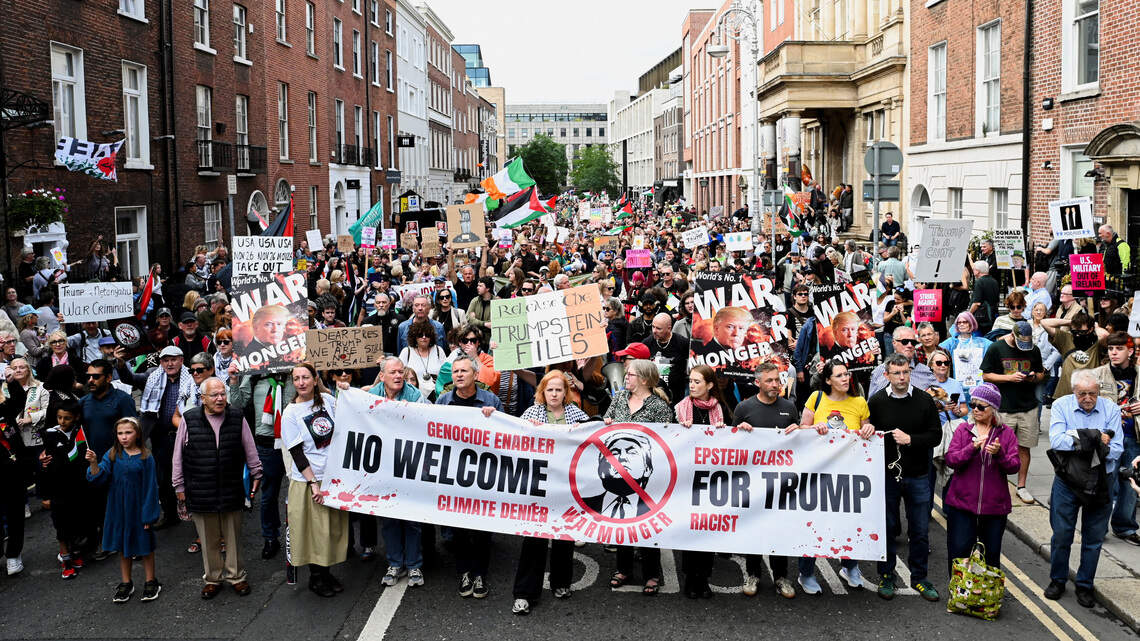Más de 10,000 personas recorren las calles de Dublín en protesta por la visita de Trump