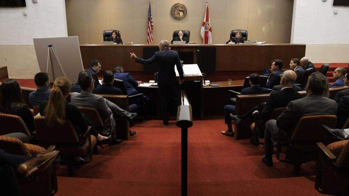 Alan Lawson, abogado de Emilio González, señala una Constitución de Miami de 1855 impresa durante una audiencia en el Tribunal de Apelaciones del Tercer Distrito por un caso que González interpuso contra la Ciudad de Miami el martes 29 de julio de 2025. Un juez dictaminó que cambiar la fecha de las elecciones requiere modificar la Carta de la Ciudad, lo cual requiere la aprobación de los votantes. La ciudad apeló la decisión.