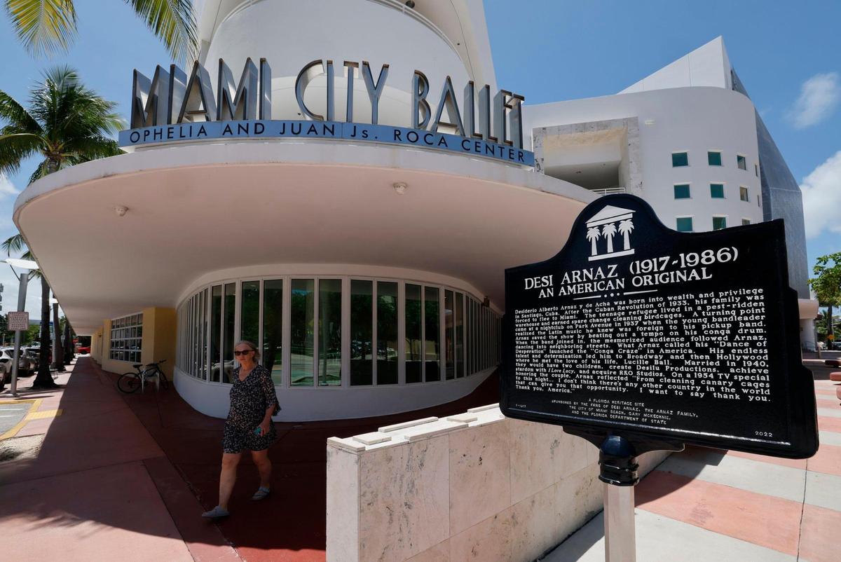 Una tarja en la calle dedicada a Desi Arnaz como Patrimonio de la Florida se ve frente al Miami City Ballet en Miami Beach, Florida.
