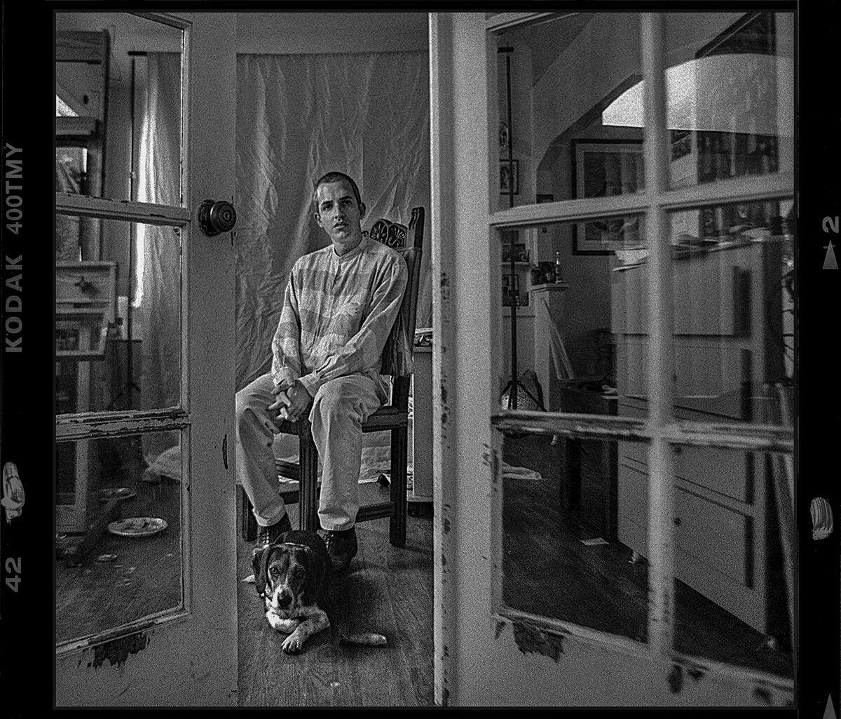 El escritor Antonio José Ponte, fotografiado en Miami en el estudio del pintor Ramón Alejandro.