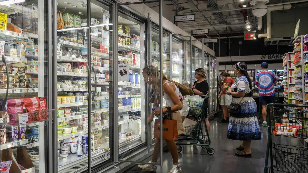 Varias personas hacen compras en un supermercado Whole Foods, el 15 de julio de 2025, en Nueva York.