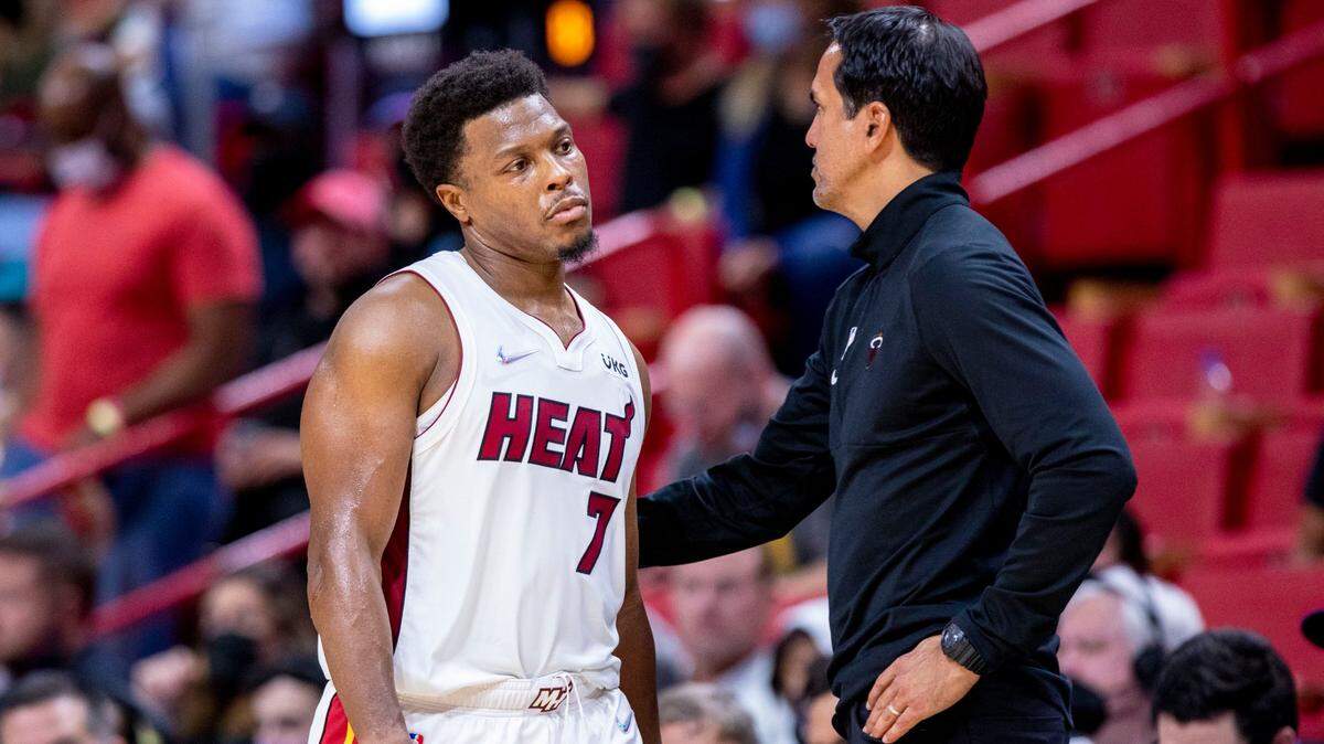 El armador del Heat Kyle Lowry camina al banco y el entrenador de Miami Erik Spoelstra lo consuela en el partido ante los Grizzlies de Memphis en el FTX Arena en Miami.