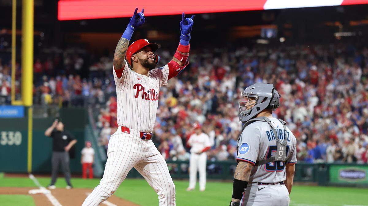 El torpedero de los Filis Edmundo Sosa celebra tras pegar un jonrón ante la vista del receptor de los Marlins de Miami Agustín Ramírez, en el quinto inning del partido celebrado el 24 de septiembre de 2025 en Filadelfia.