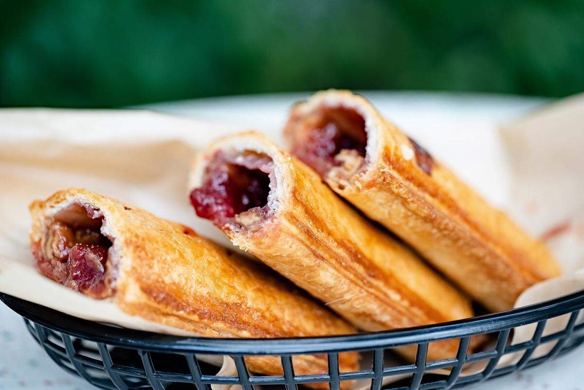 Fesser se ha dado a conocer por sus elaborados y creativos pastelitos y ofrecerá Daiquiris & Pastelitos Master Class, una mirada tras bastidores en la elaboración de dos tradicionales.
