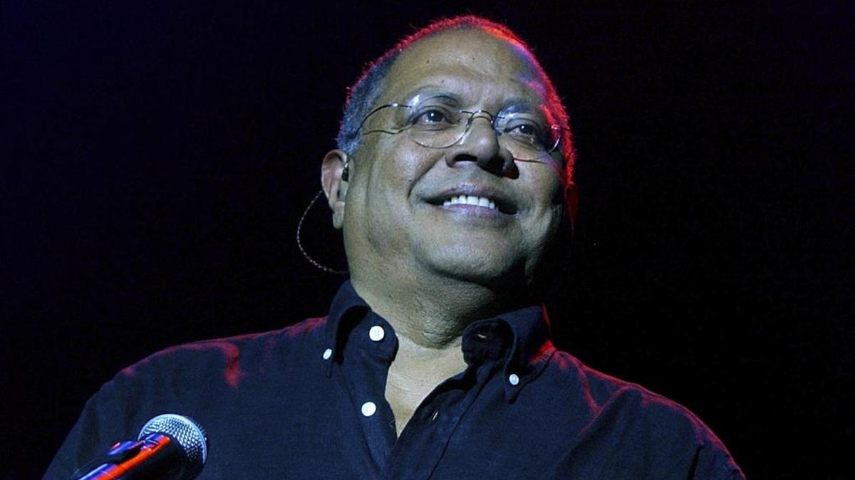 ARCHIVO - El cantante cubano Pablo Milanés se presenta durante un concierto en Buenos Aires, Argentina, el miércoles 6 de octubre de 2004. (Foto AP/Natacha Pisarenko, Archivo)