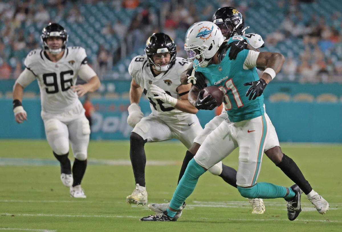 El wide receiver de los Dolphins Theo Wease Jr. trata de evitar la defensa de los Jaguars de Jacksonville, en el partido de pretemporada celebrado el 23 de agosto de 2025 en el Hard Rock Stadium en Miami Gardens, Florida.