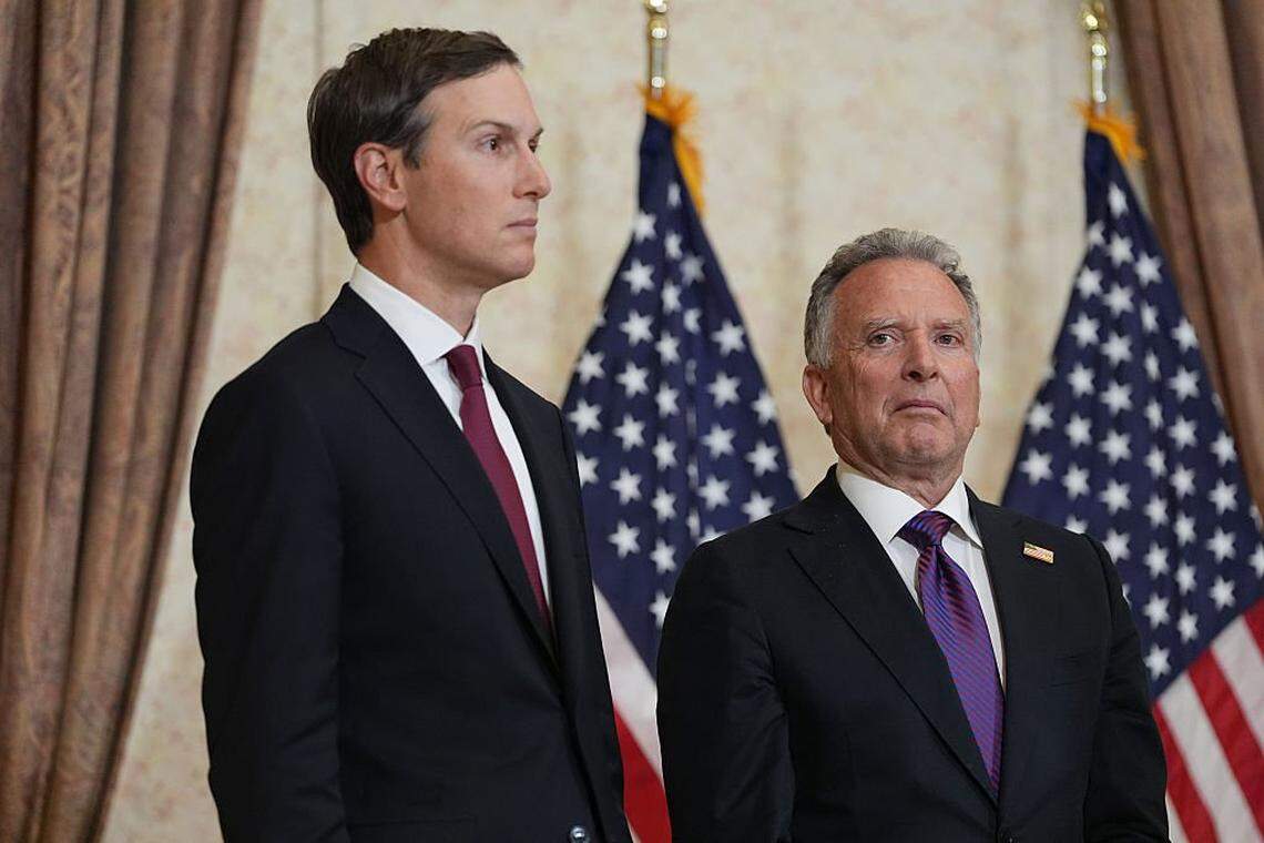 Jared Kushner (izquierda) y Steve Witkoff, Enviado Especial para Misiones de Paz, escuchan mientras el vicepresidente JD Vance interviene durante una conferencia de prensa tras reunirse con representantes de Pakistán e Irán, el 12 de abril de 2026 en Islamabad, Pakistán.