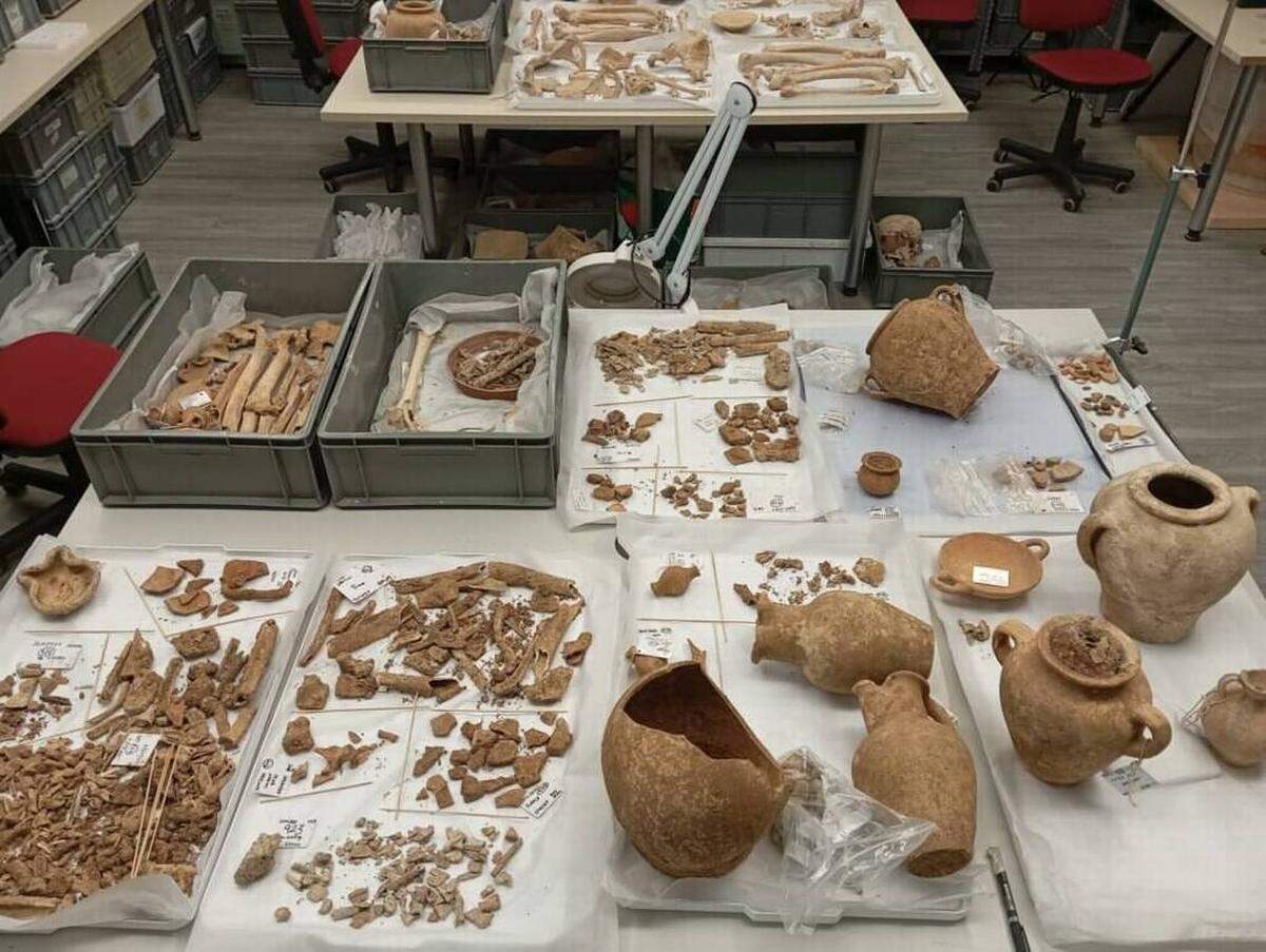 Algunos de los artefactos y restos que se hallaron en la tumba púnica.