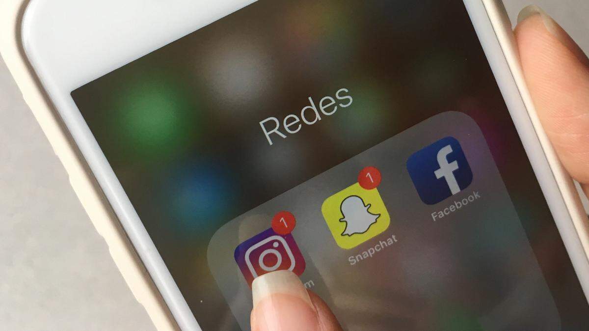 Fotografía de archivo del 2018 en Bogotá, Colombia, de la pantalla de un teléfono donde se ven los íconos de las aplicaciones Instagram, Snapchat y Facebook. Mark Zuckerberg, director ejecutivo y fundador de Facebook, planea integrar las tres plataformas de mensajería.
