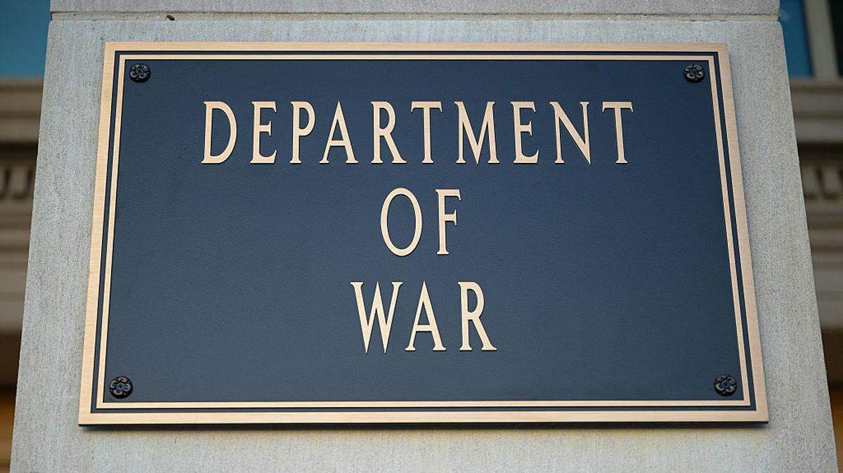 Un cartel con la inscripción «Departamento de Guerra» se exhibe en el Pentágono, en Washington D. C., el 31 de marzo de 2026.