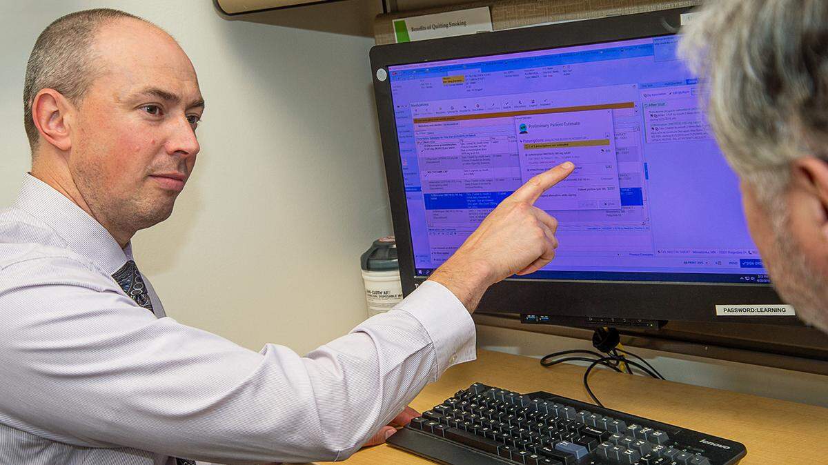 El doctor David Ingham, médico de familia de Allina Health en Edina, Minnesota, es uno de los 600 médicos de atención primaria que están usando la herramienta para conocer los precios de los medicamentos.