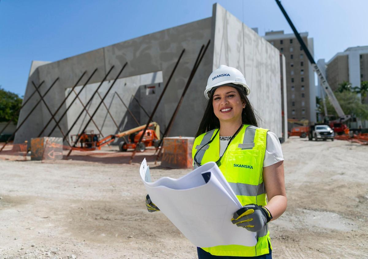 La hondureña Mili Reyes-Briggs trabaja como mánager de proyectos con la compañía Skanska, que construye el auditorio Knight Center for Music Innovation en el campus de la Universidad de Miami, en Coral Gables, el 18 de febrero.
