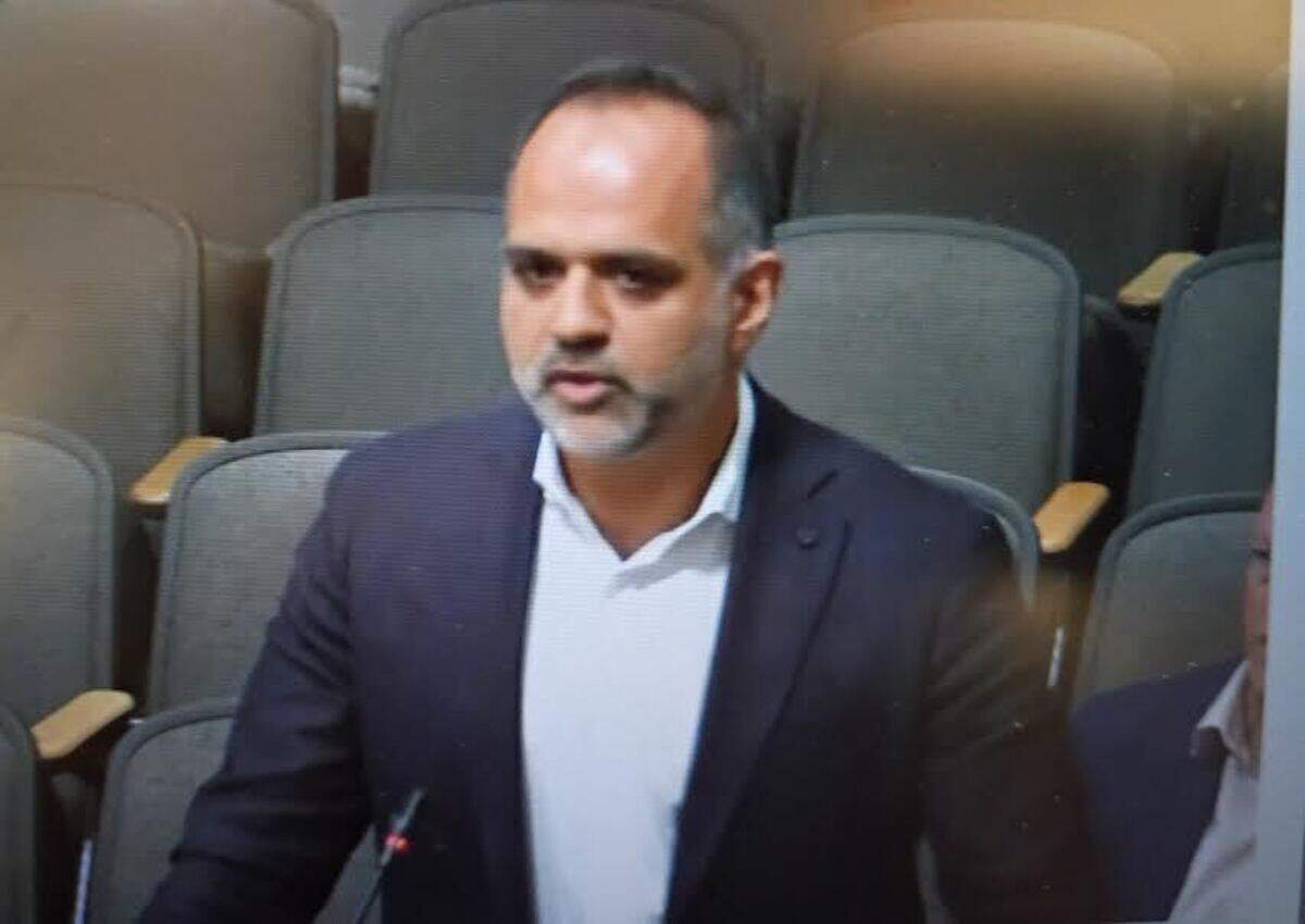 El promotor inmobiliario neoyorquino Khaled Nasser compareció ante la Junta de Planificación de Miami Beach para defender su propuesta de construir una torre de condominios de 200 pies de altura en el emplazamiento del hotel Raleigh.