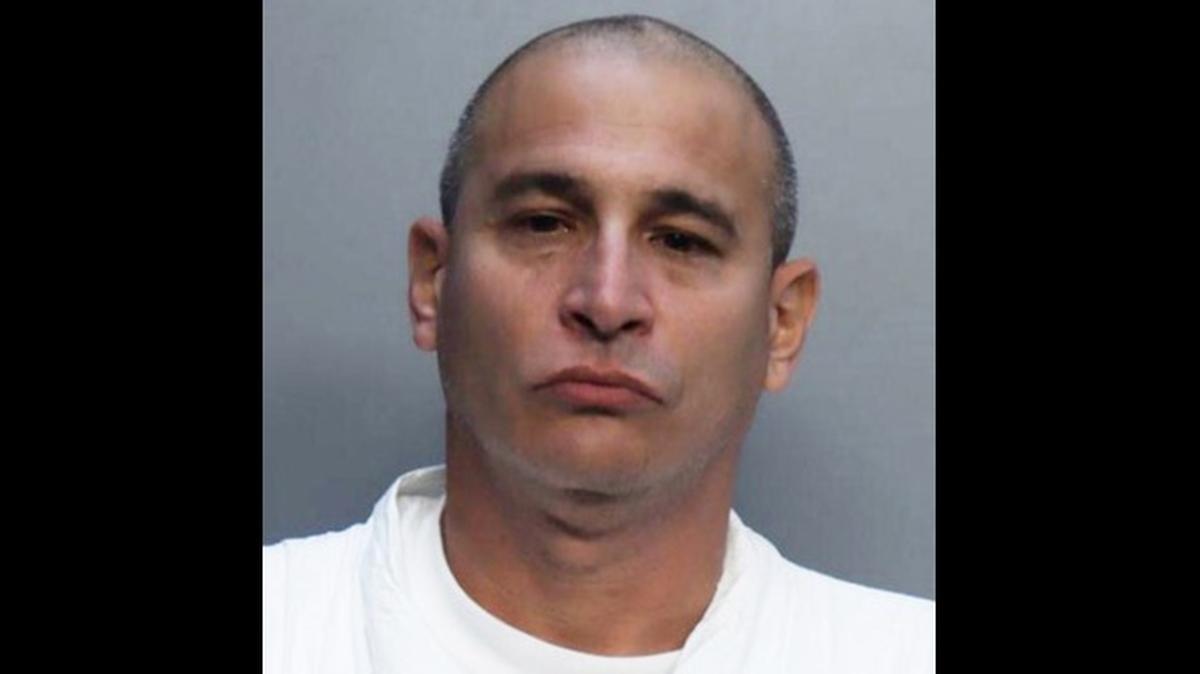 El Departamento de Policía de Miami-Dade informó que se presentaron cargos contra Osmel Lugo Gutiérrez por el incidente en que falleció José Pineyro y que ocurrió el sábado 5 de febrero de 2022 en el supermercado Publix de Coral Gables.