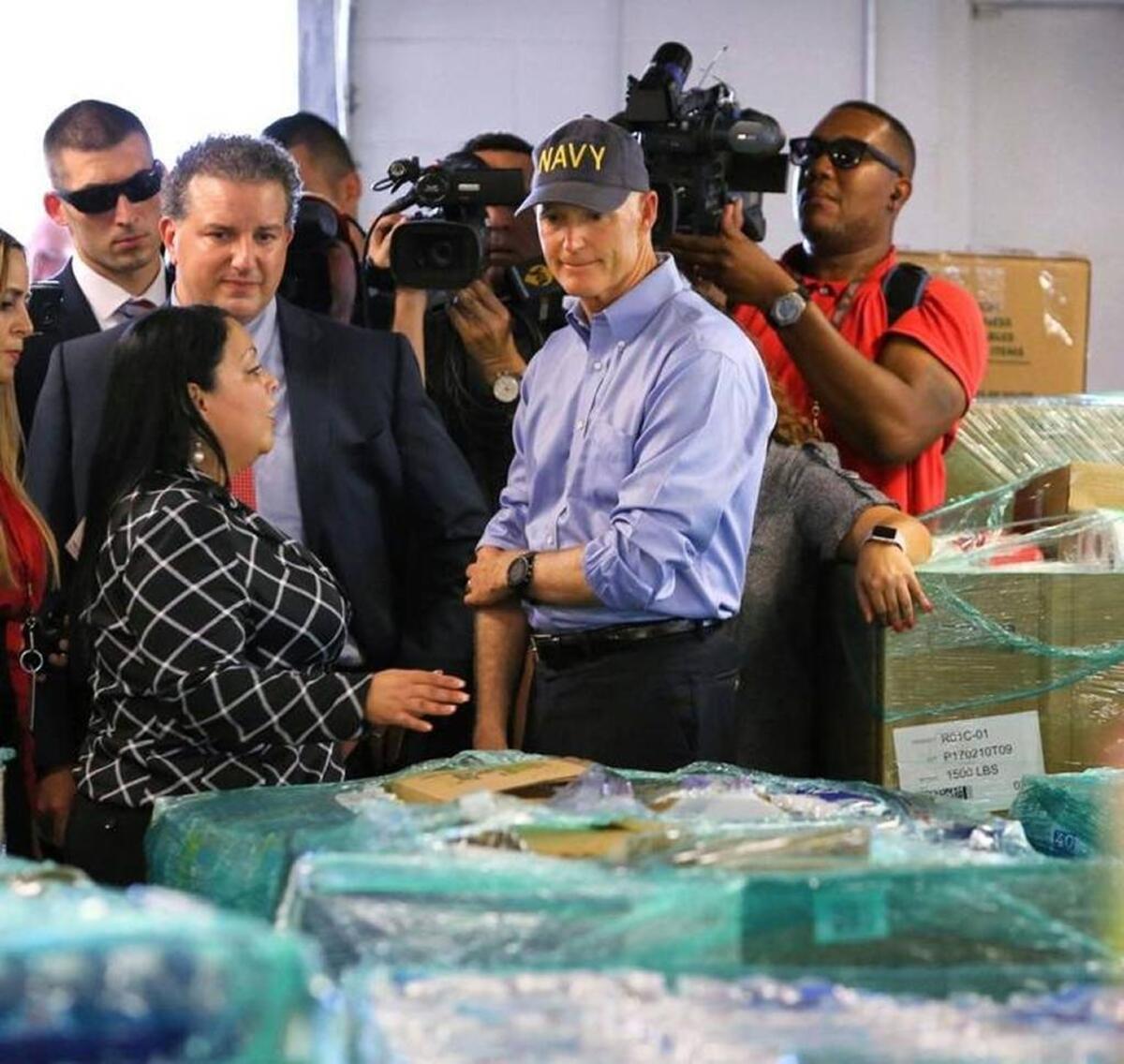 El gobernador de la Florida, Rick Scott, junto a los suministros donados a Puerto Rico durante una visita con voluntarios del Condado Osceola que asistían en las labores de asistencia a raíz del paso del huracán María por la isla, en Kissimmee, el 27 de septiembre del 2017.
