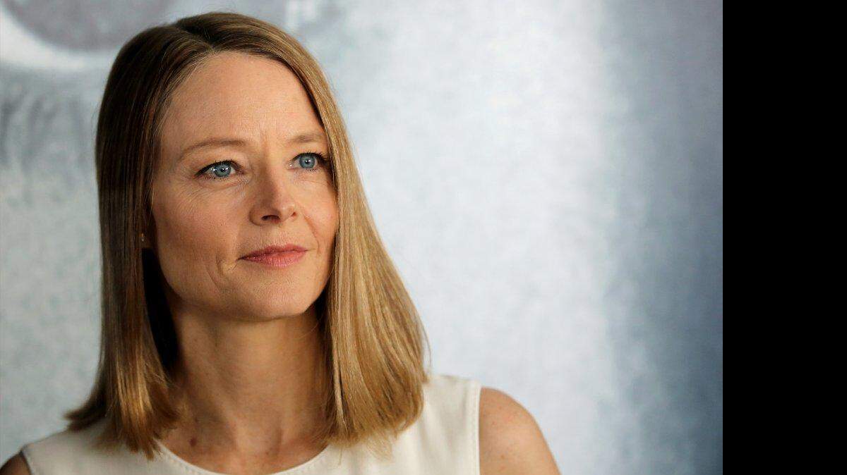 La directora Jodie Foster posa para los fotógrafos durante una foto llamada para las conversaciones de Women In Motion en el 69º Festival Internacional de Cine, Cannes, sur de Francia, el jueves 12 de mayo de 2016. 