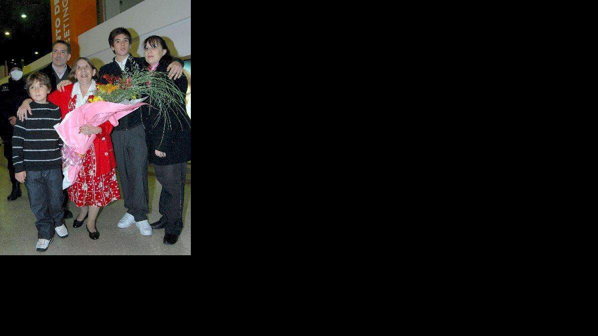 La médica disidente cubana, Hilda Molina (c), con sus nietos, Juan Pablo (i), y Roberto Carlos (2d), y su hijo Roberto Quiñones (2i), hoy, 14 de junio de 2009, a su llegada al aeropuerto internacional de Ezeiza, de la ciudad de Buenos Aires, tras recibir permiso del gobierno de Cuba, para salir del país y reunirse con sus familiares tras 15 años. EFE/Cézaro De Luca