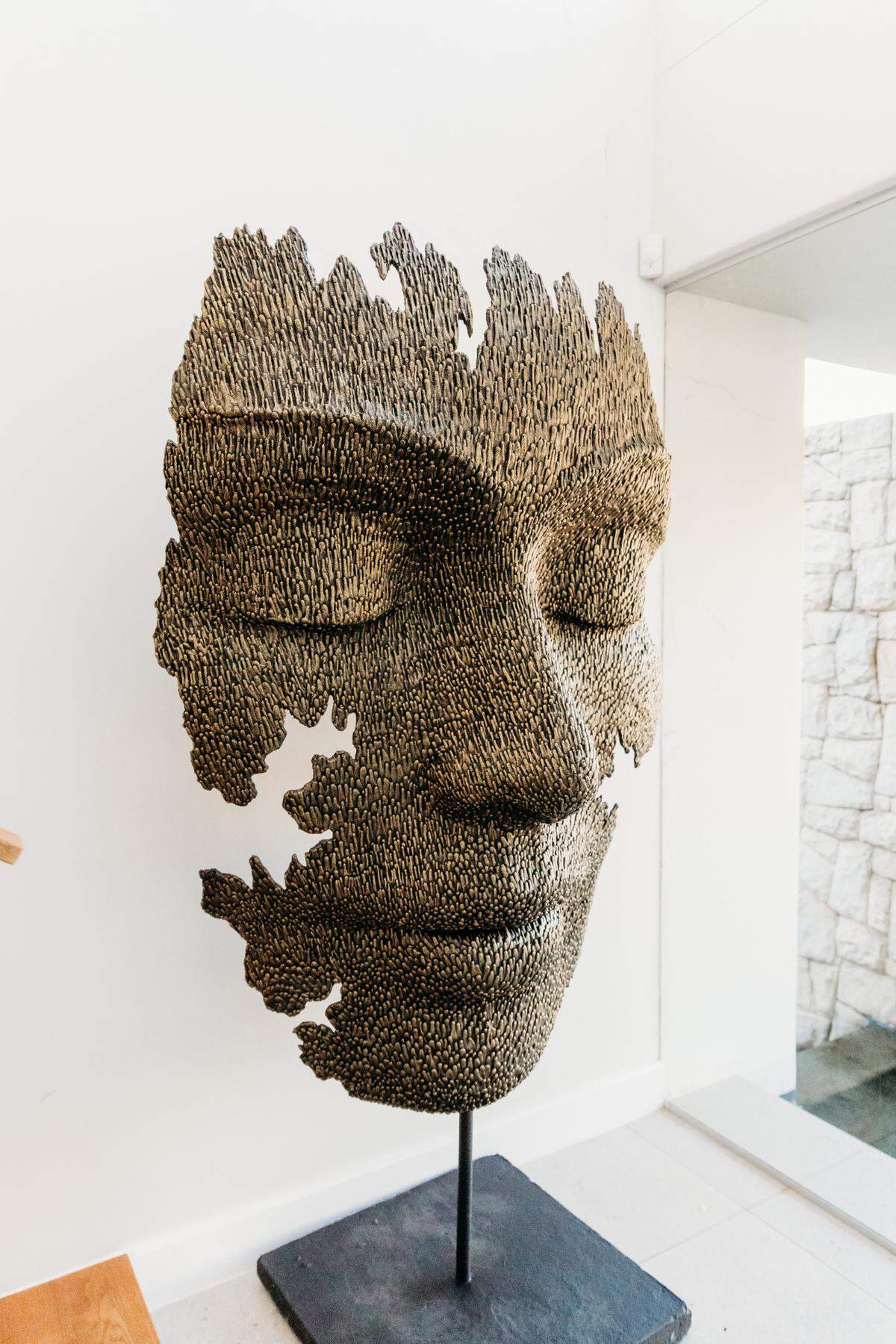“Mother of Pearl”, 2023, de Marcó Olivier. Materiales reciclados, 68 x 47 x 15 pulgadas. Marco Olivier Collection. Feria Spectrum, Miami. Mana Wynwood Convention Center.