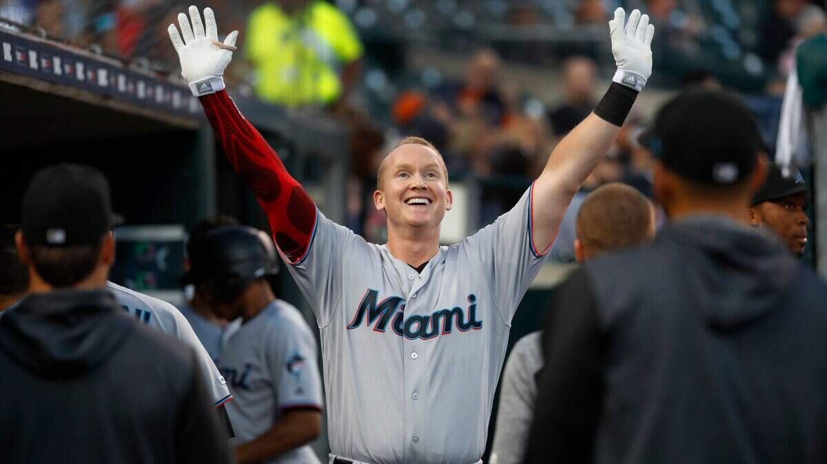 El jardinero de los Marlins Garrett Cooper celebra su primer jonrón en Grandes Ligas en el sexto inning del partido ante los Tigres, el 22 de mayo de 2019 en Detroit.