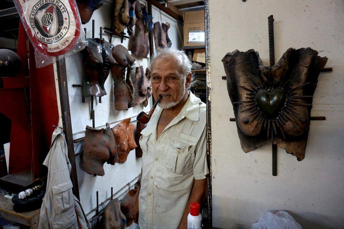 El escultor Rafael Consuegra en su estudio del Bird Road Art District.